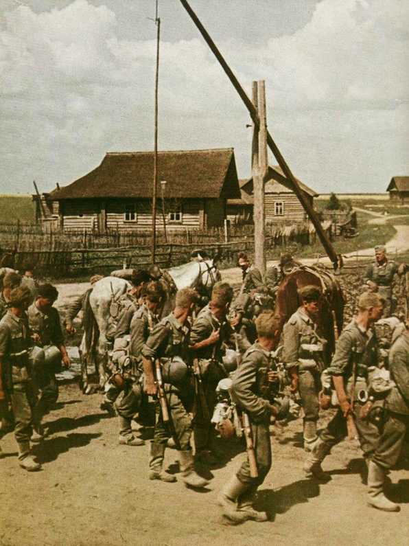 Немецкие пехотинцы проходят мимо деревни, 1941г.