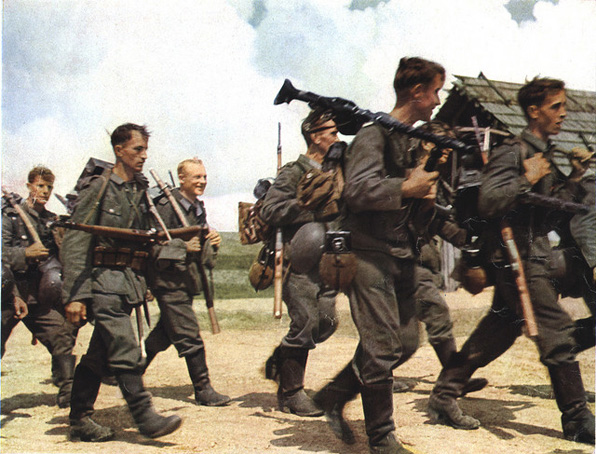 Солдаты Вермахта пока ещё бодро шагают по советской территории, 1941г.