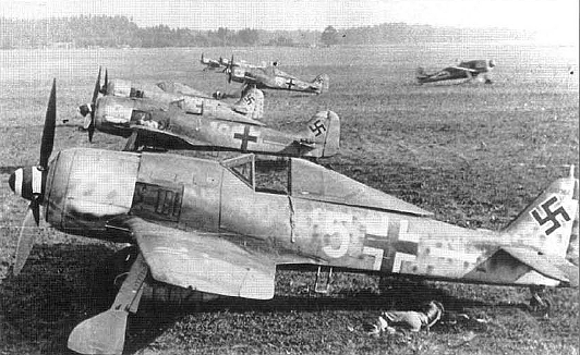 Группа истребителей FW-190 перед вылетом. Германия 1945 год