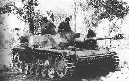 Захваченное красноармейцами немецкое штурмовое орудие StuG III