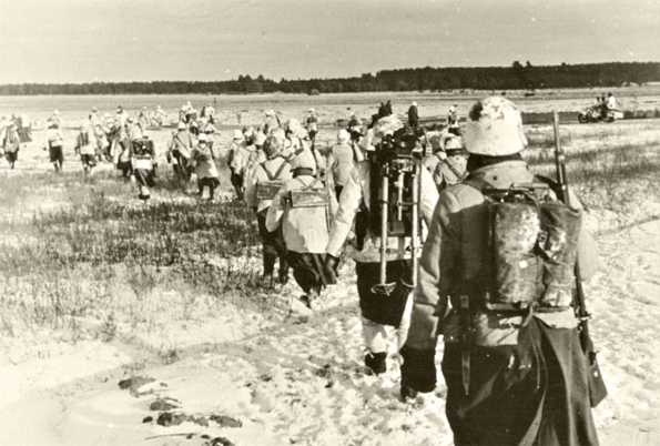 Немецкие солдаты занимают позиции перед атакой. Восточный фронт, 1941 год