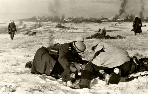 Немецкие солдаты ведут бой за населённый пункт. Восточный фронт, 1941 год