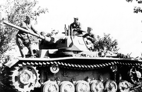 Красноармейцы осматривают трофейный танк Pz. III Ausf. J с длинноствольной 50-мм пушкой. Лето 1942г.