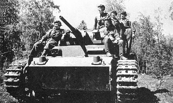 Трофейный Pz.III Ausf. J и его экипаж под командованием старшего сержанта Н.И. Барышева. 107-й отдельный танковый батальон, 8-я армия. Волховский фронт, июль 1942г.