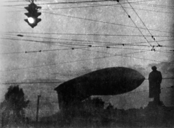 Аэростаты заграждения над памятником Пушкину. Москва. 1941 год.