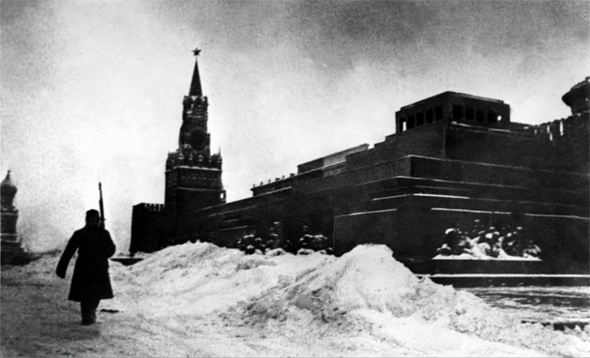 Красная площадь в ноябре 1941 года. Снимок Сергея Струнникова.